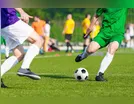 PM notifica proprietário de campo e interrompe jogo de futebol após denúncia, em Jandaia do Sul