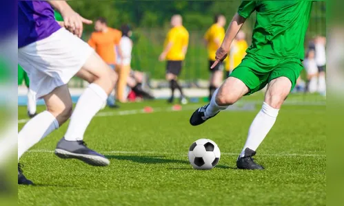 PM notifica proprietário de campo e interrompe jogo de futebol após denúncia, em Jandaia do Sul