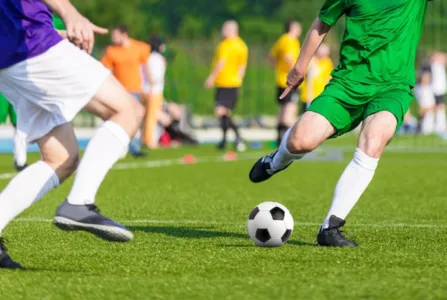 PM notifica proprietário de campo e interrompe jogo de futebol após denúncia, em Jandaia do Sul
