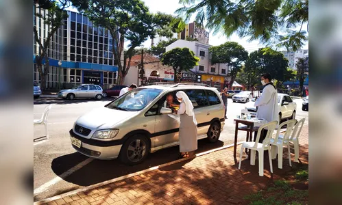 Drive-thru da Eucaristia atrai fiéis neste domingo de Páscoa, em Apucarana