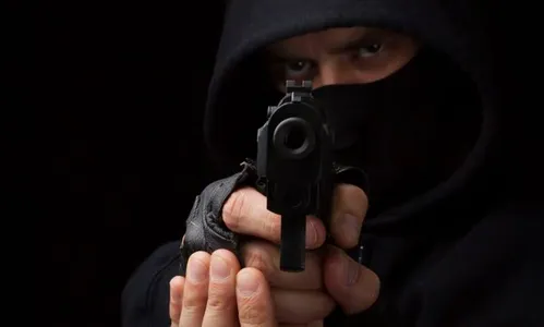 Dupla rende clientes e assalta mercado na Vila Nova, em Apucarana 