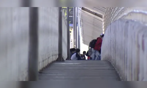 Grupo é barrado na Ponte Internacional da Amizade, em Foz do Iguaçu, ao tentar atravessar para o Paraguai