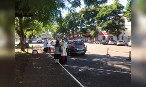 
						
							Drive-thru da Eucaristia atrai fiéis neste domingo de Páscoa, em Apucarana
						
						