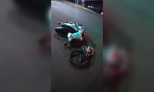 Mulher fica ferida após acidente entre carro e moto, em Apucarana 