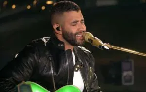 Gusttavo Lima doa R$ 500 mil em alimentos para famílias que vivem de lixão