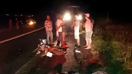 Colisão entre motocicleta e trator deixa dois mortos na PR 466, em Lidianópolis