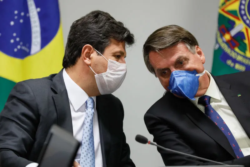 Bolsonaro evita falar sobre Mandetta na saída do Alvorada