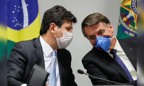 Bolsonaro evita falar sobre Mandetta na saída do Alvorada