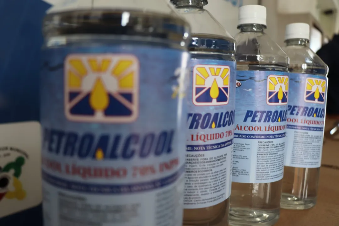 Prefeitura recebe doação de 600 litros de álcool do Posto Presidente e Petroálcool