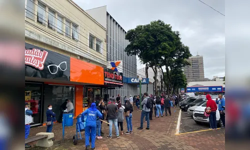 Busca por atendimento bancário gera grande fila em Apucarana; assista