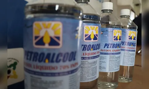 Prefeitura recebe doação de 600 litros de álcool do Posto Presidente e Petroálcool