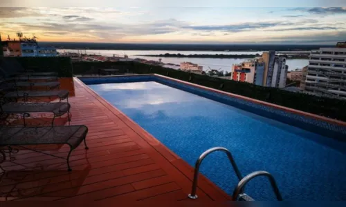 
							Após um mês detido, Ronaldinho deixa a prisão e cumpre reclusão domiciliar em hotel luxuoso; veja fotos
						
						