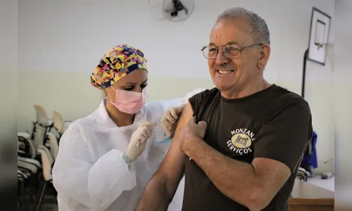 Pessoas acima dos 60 anos são vacinadas no Centro de Convivência do Idoso, em Arapongas