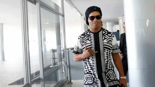 Após um mês detido, Ronaldinho deixa a prisão e cumpre reclusão domiciliar em hotel luxuoso; veja fotos