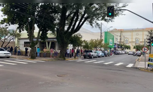 
							Busca por atendimento bancário gera grande fila em Apucarana; assista
						
						