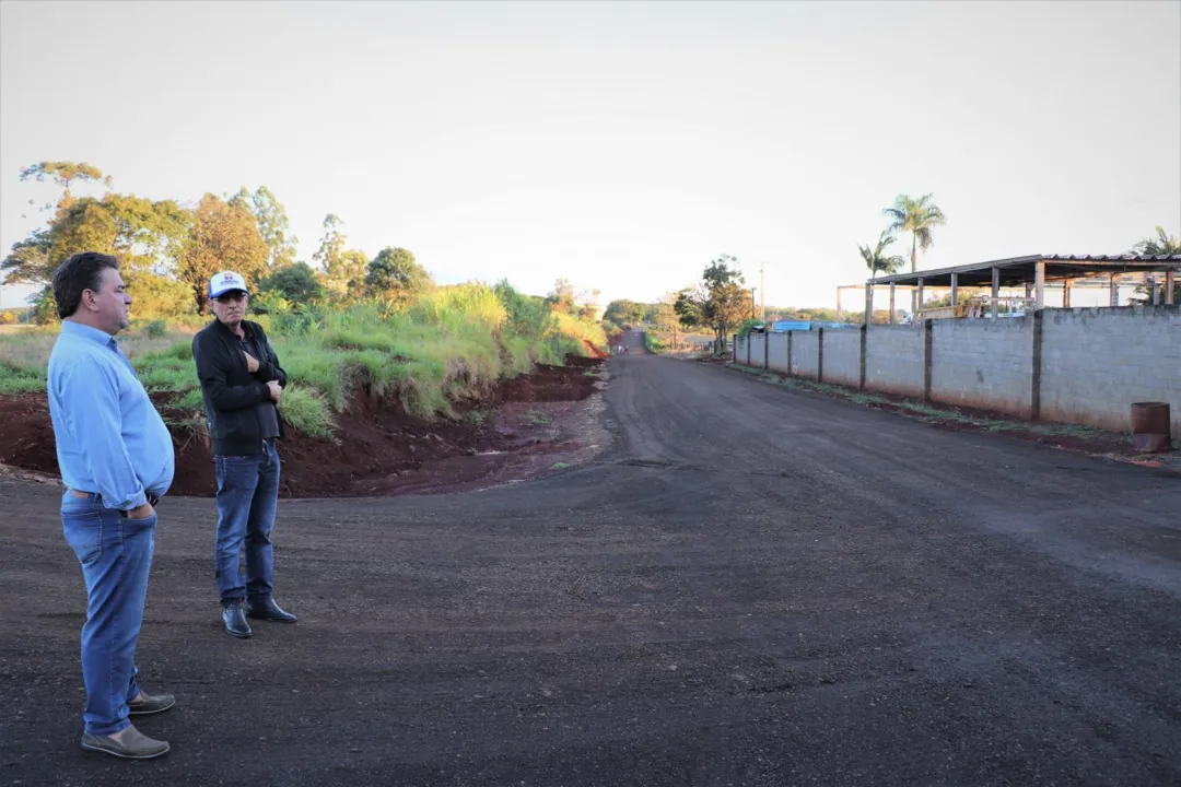 Prefeito e vice visitam trecho recuperado no prolongamento da Rua Rouxinol