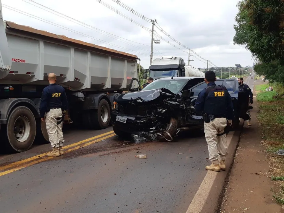 Seguido por duas viaturas da Polícia Rodoviária Federal, adolescente foi apreendido após bater de frente em uma defensa metálica. (Foto: PRF/PR)