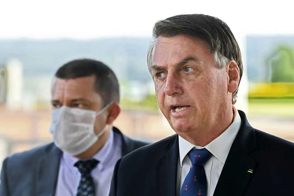 Bolsonaro compartilha vídeo que critica Mandetta e Doria e ataca isolamento