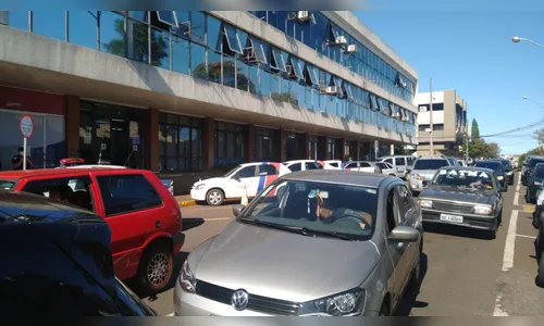 Donos de bares pedem retorno das atividades durante protesto, em Apucarana