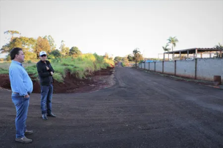 Prefeito e vice visitam trecho recuperado no prolongamento da Rua Rouxinol