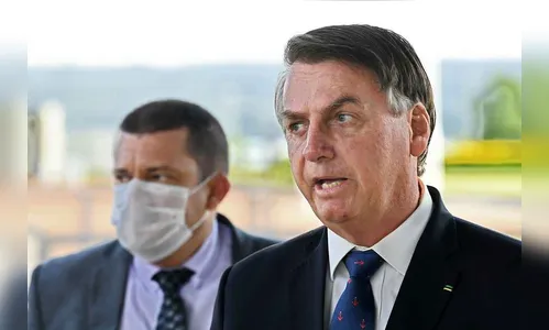 Bolsonaro compartilha vídeo que critica Mandetta e Doria e ataca isolamento