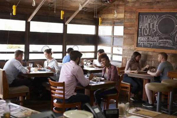 Restaurantes, bares e conveniências voltam a funcionar em horário normal em Arapongas
