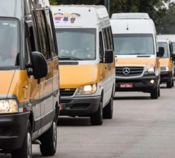 Procon de Apucarana orienta clientes e motoristas de vans escolares sobre contratos 