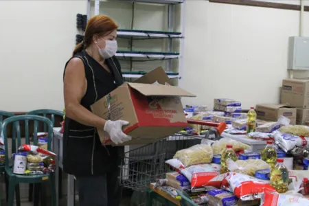 Escolas da rede estadual distribuem kits da merenda