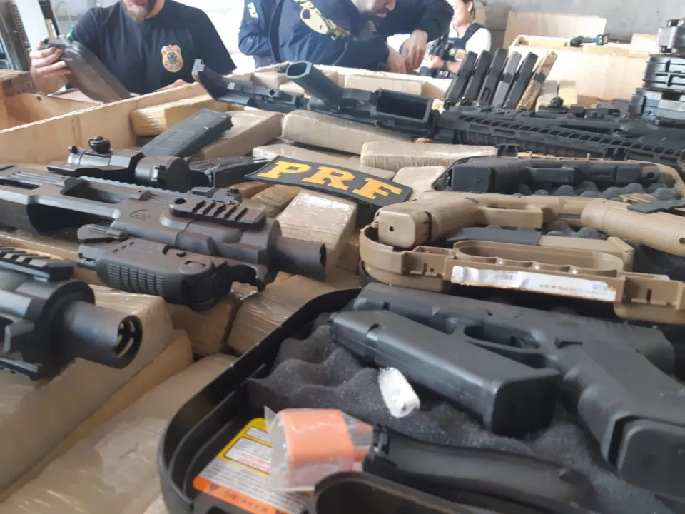 PF e PRF estouram depósito com toneladas de maconha, fuzis e pistolas no Paraná
