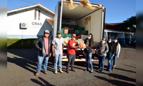 
						
							Assentamento 8 de Abril doa 4,5 toneladas de alimentos em Ivaiporã e Jardim Alegre
						
						
