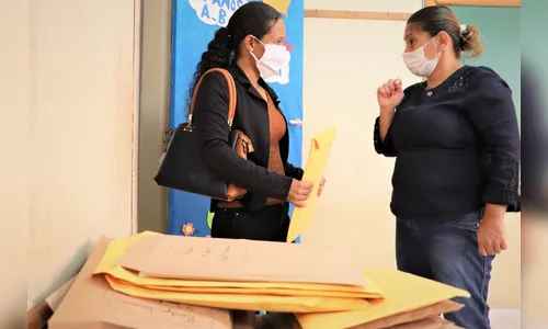 Alunos do Ensino Fundamental passam a receber kits de atividades para período de aulas em casa