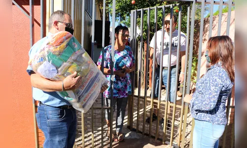 Supermercado doa 59 cestas básicas para vendedores ambulantes, em Apucarana