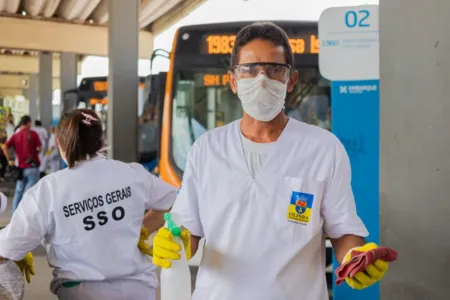Trabalhadores que desempenham atividades essenciais, com os de limpeza, teriam assegurada a pensão por morte  Fonte: Agência Câmara de Notícias (Foto: Agência Câmara de Notícias)