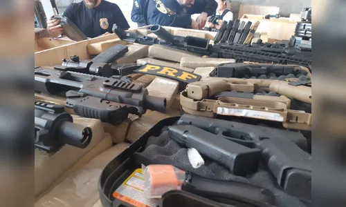 PF e PRF estouram depósito com toneladas de maconha, fuzis e pistolas no Paraná