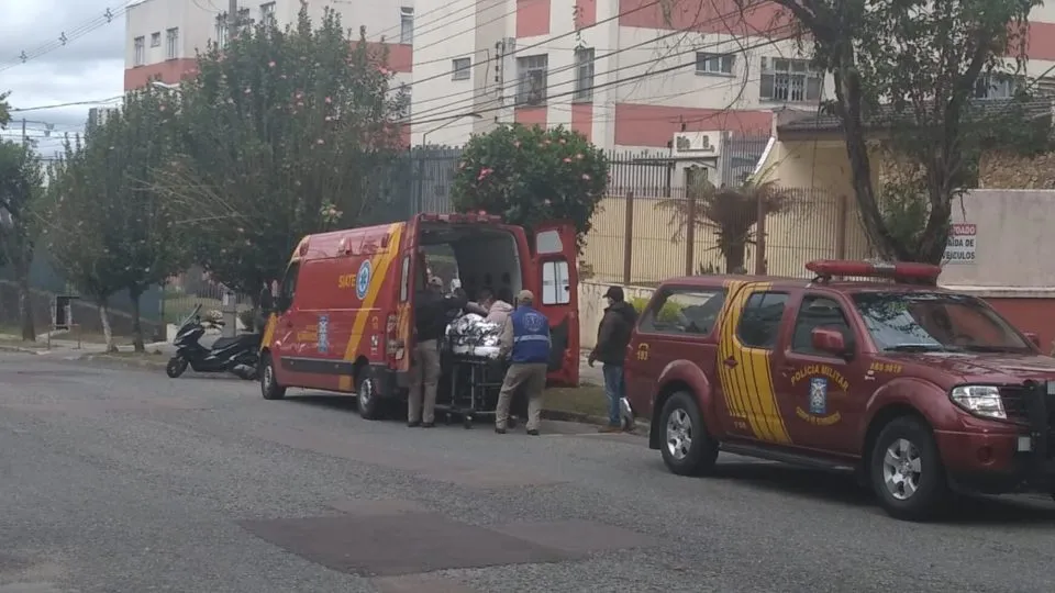 Amigos são socorridos em estado grave horas após festa com máquina de fumaça em Curitiba 