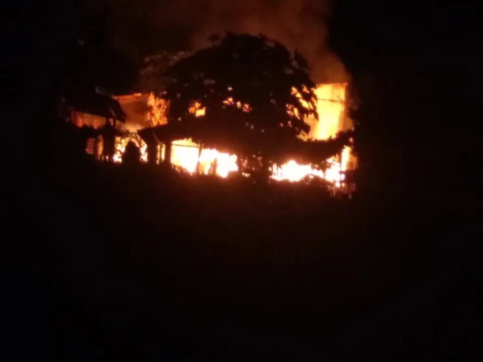 Casa é destruída por fogo em Ivaiporã