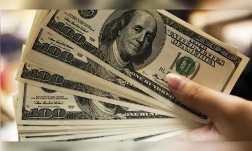 Dólar sobe com aversão ao risco no exterior e acirramento da crise política local