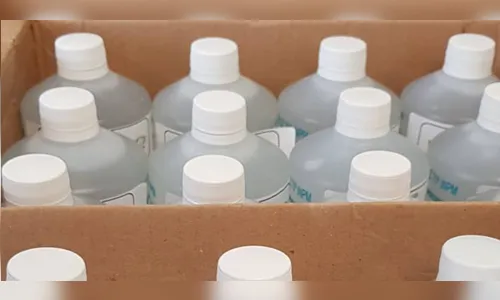Defesa Civil entrega 11.800 litros de álcool, máscaras e donativos