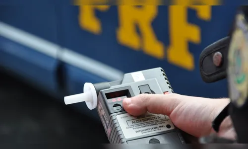 Bêbado, motorista provoca capotamento na BR-277, foge pela contramão e é preso; assista