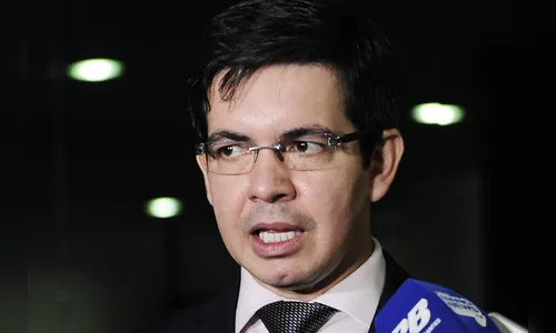 Randolfe pede que PGR investigue Bolsonaro por participar de ato pró-golpe