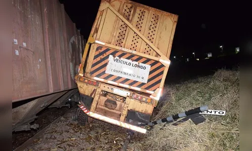 Veículo carregado com cana bate contra trem em Jandaia do Sul