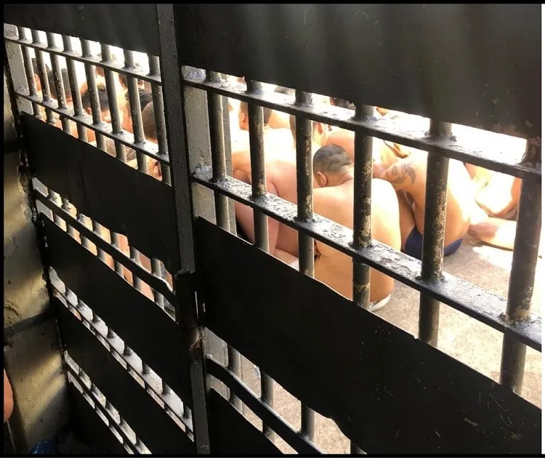 Polícia apreende celulares, maconha e facas na cadeia de Faxinal