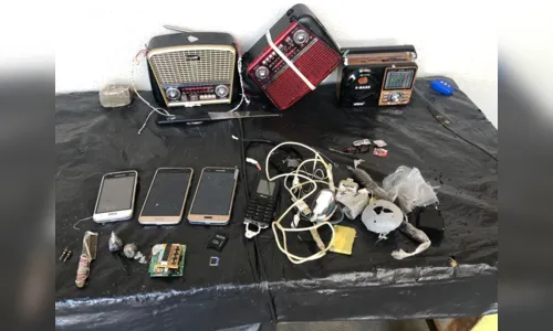 
							Polícia apreende celulares, maconha e facas na cadeia de Faxinal
						
						