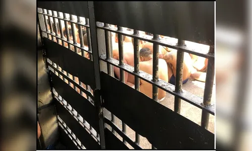 Polícia apreende celulares, maconha e facas na cadeia de Faxinal