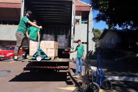 Rede de voluntários recebe álcool e produtos de limpeza