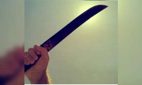 Homem ameaça esposa com facão em Jandaia do Sul