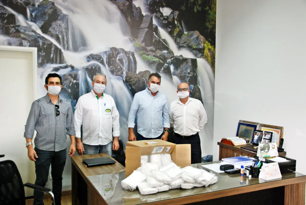 Prefeitura de Faxinal recebe doação de mil máscaras cirúrgicas do Sicredi