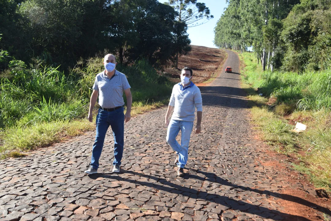 Miguel Amaral e Bruno Montoro em vistoria as obras da estrada rural (Foto: TNOnline)