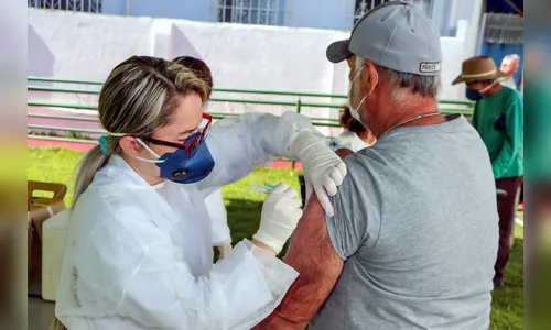 Apucarana vacina caminhoneiros pelo sistema drive-thru nesta sexta-feira