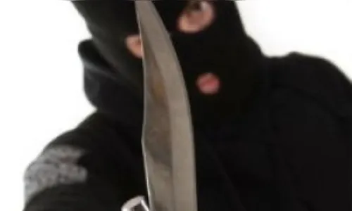 Bandidos invadem sítio armados com facas e martelos em Apucarana